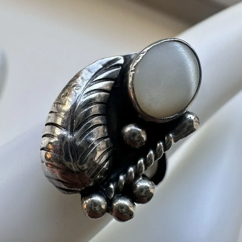 VTG Old Pawn Navajo‎ Ring Size 4.5 MOP Shell Cab Feather Sterling Silver 3.4g